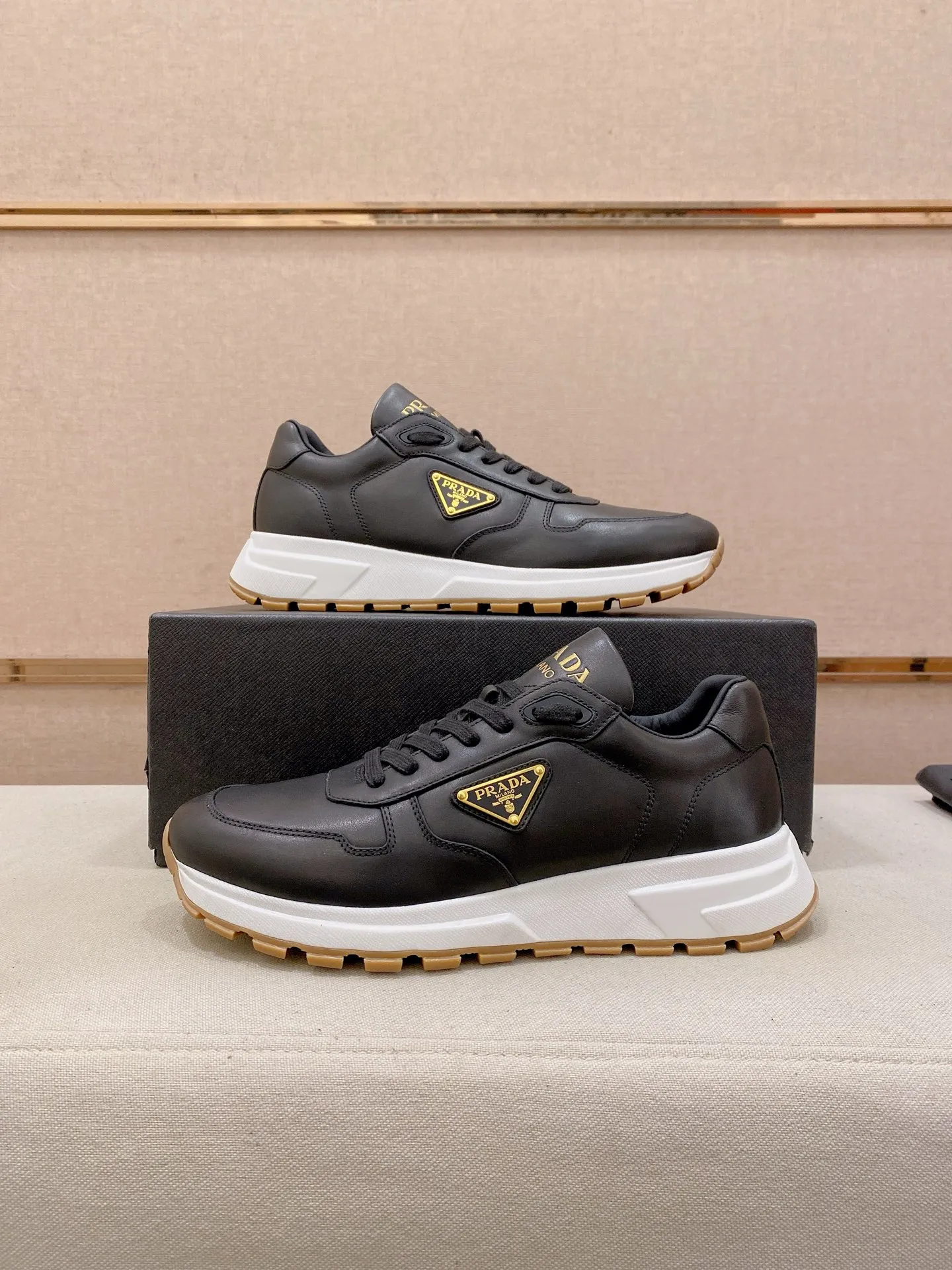 Factory price 600💰 ✔️✔️✔️Higher version High-quality new PRADA (Prada) counters are on the market at the same time. The new men's shoes and 😘fabrics are made of selected first-layer cowhide with superb craftsmanship. Lining: Full cowhide lining. 👍🏿 High-end ☄️ air-cushion molded anti-slip rubber outsole, exquisite lines, simple and elegant, comfortable and high-end for leisure travel. Code number: 38 to 44. 45.46 customized